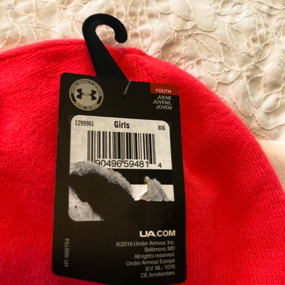 Under Armour Girls Beanie. BNWT. Reversible. - Picture 4 of 6